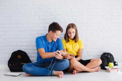     Votre ado va être content : vous allez forcément souscrire un de ces forfaits pas chers pour son smartphone
