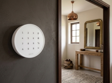 Pas besoin de choisir entre alarme connectée et télésurveillance avec ce kit Somfy