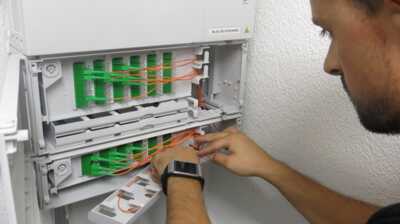    Reportage : Orange installe une Livebox dans un immeuble neuf équipé de la fibre optique
