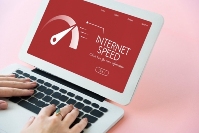 Pour avoir le meilleur débit fibre en novembre, c'est chez cet opérateur qu'il faut souscrire !
