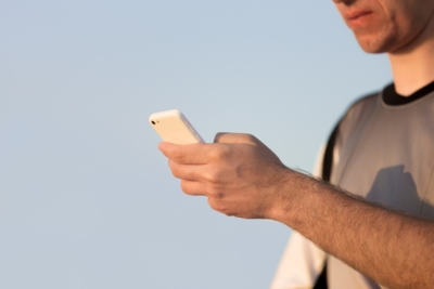 Téléphone portable et cancer : l’Anses confirme l’absence de lien avéré, tout en appelant à la prudence