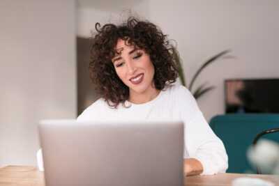     Simple, pas chère et efficace : on vous présente la SFR Fibre Starter pour démarrer avec la fibre en toute sérénité
