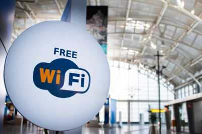     Vous prenez l'avion cet été ? Pour votre sécurité, mieux vaut ne pas utiliser le Wi-Fi gratuit de l'aéroport
