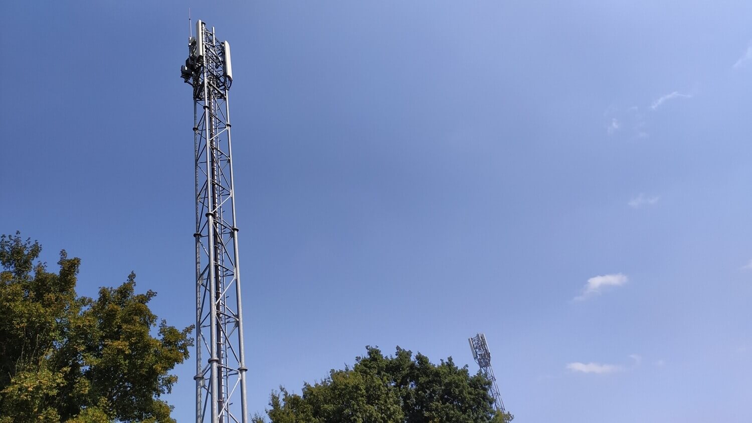 Un pylône de téléphonie mobile avec des antennes 4G
