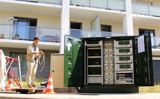 Mise en service d'un point de mutualisation de fibre optique dans une rue