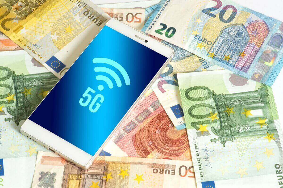 Un téléphone 5G sur des billets en euros