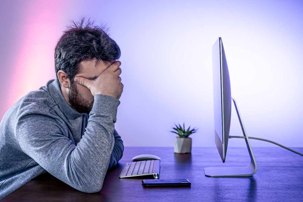 Un Freenaute se tient la tête devant son ordinateur qui n'a plus de connexion internet
