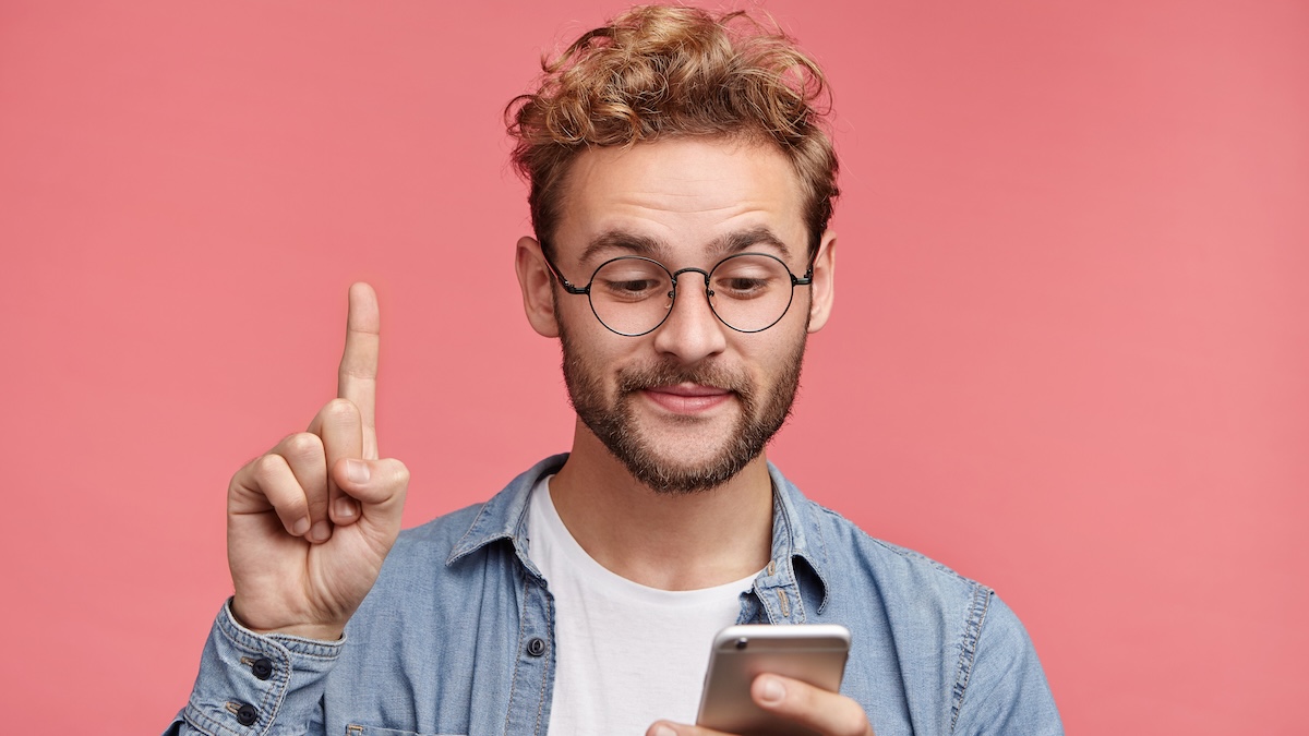homme content de son forfait mobile